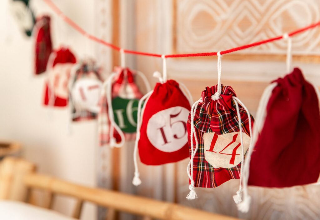 how to choose an advent calendar feature - advent bags with dates hanging on a long string